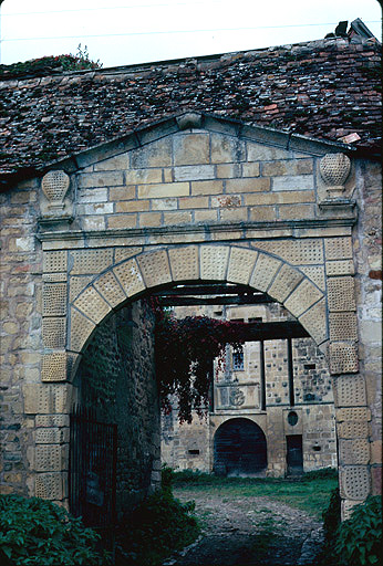 Porte d'entrée du château de Bougey