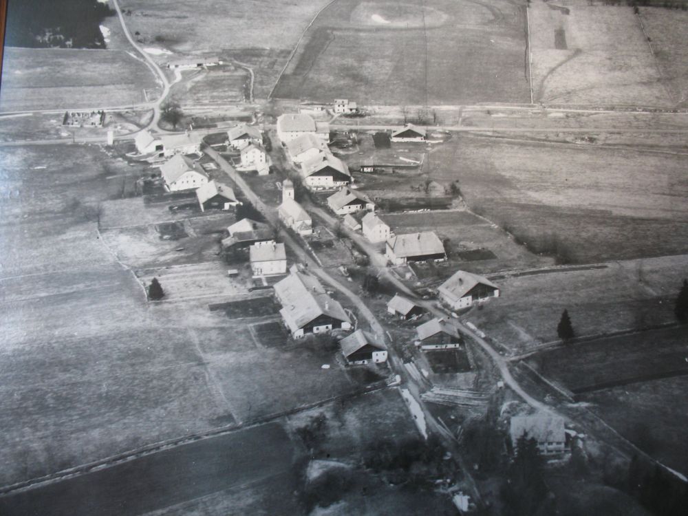 Village de maisons pastorales, vue aérienne de Noël-Cerneux (25)