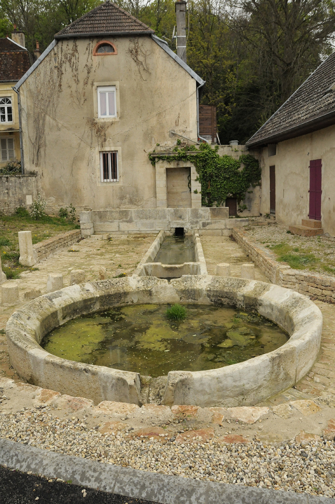 bassin en pierre ou en bois servant d'abreuvoir